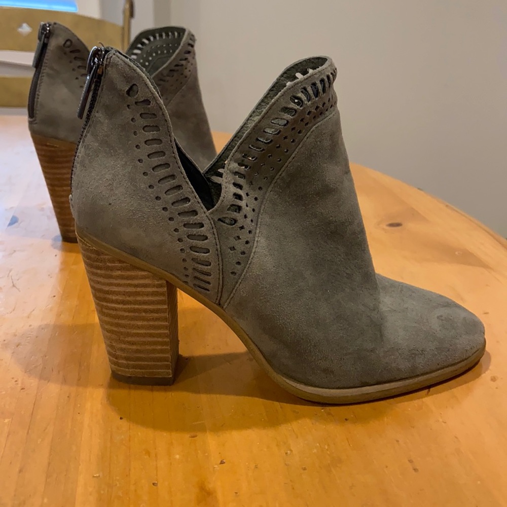Vince Camuto Size 6 Grey Booties